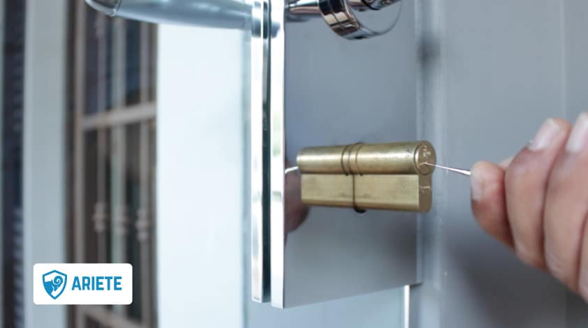Snapped key in the lock