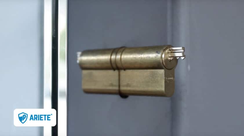 Snapped key in the lock of a block of flats