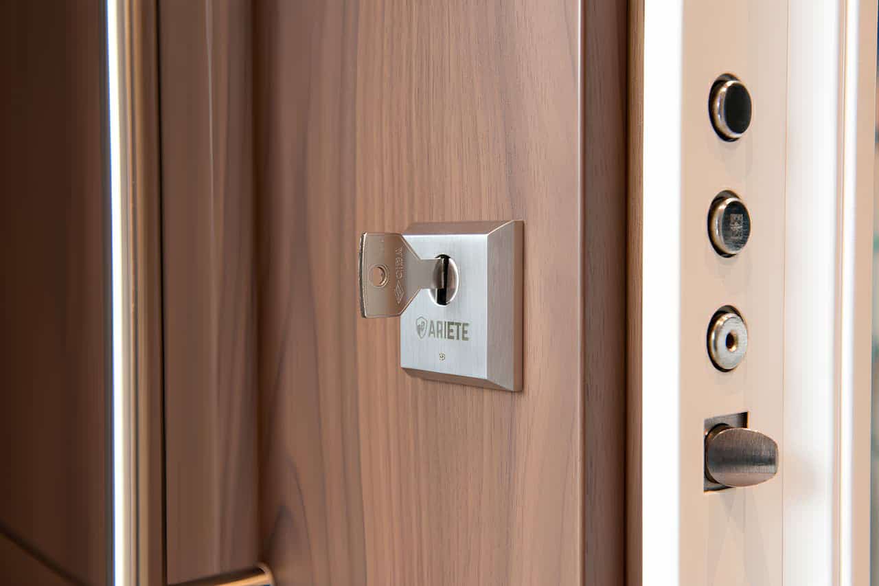 Ariete square defender with rounded corners protecting the lock cylinder