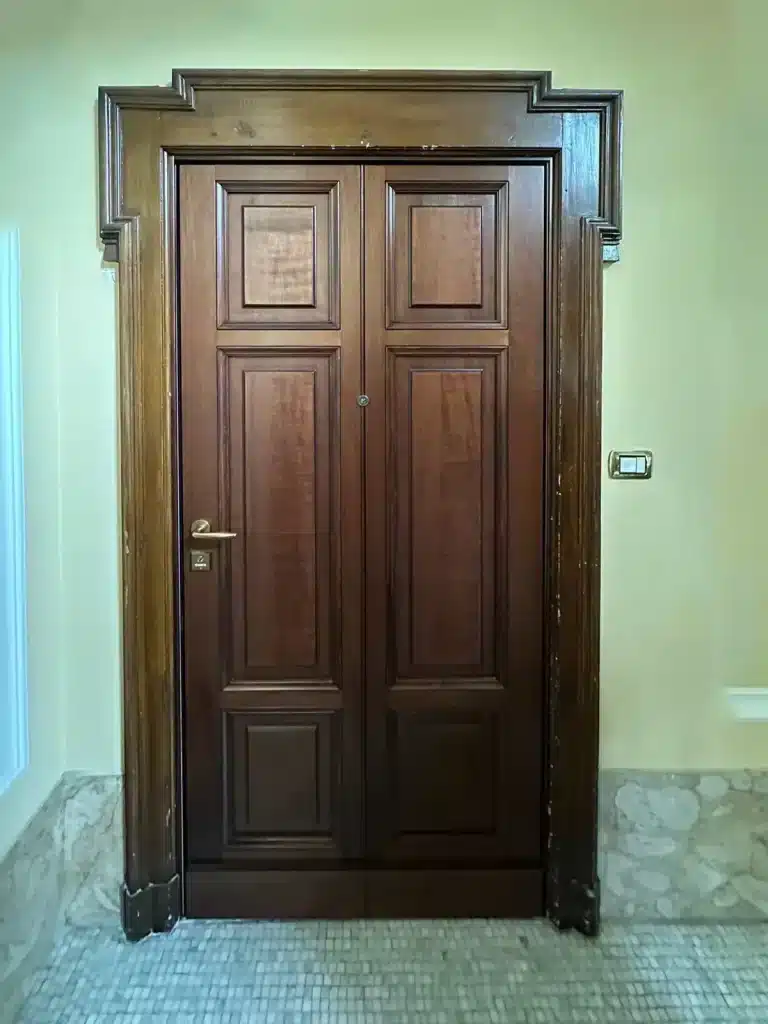 armoured door panel for a block of flats