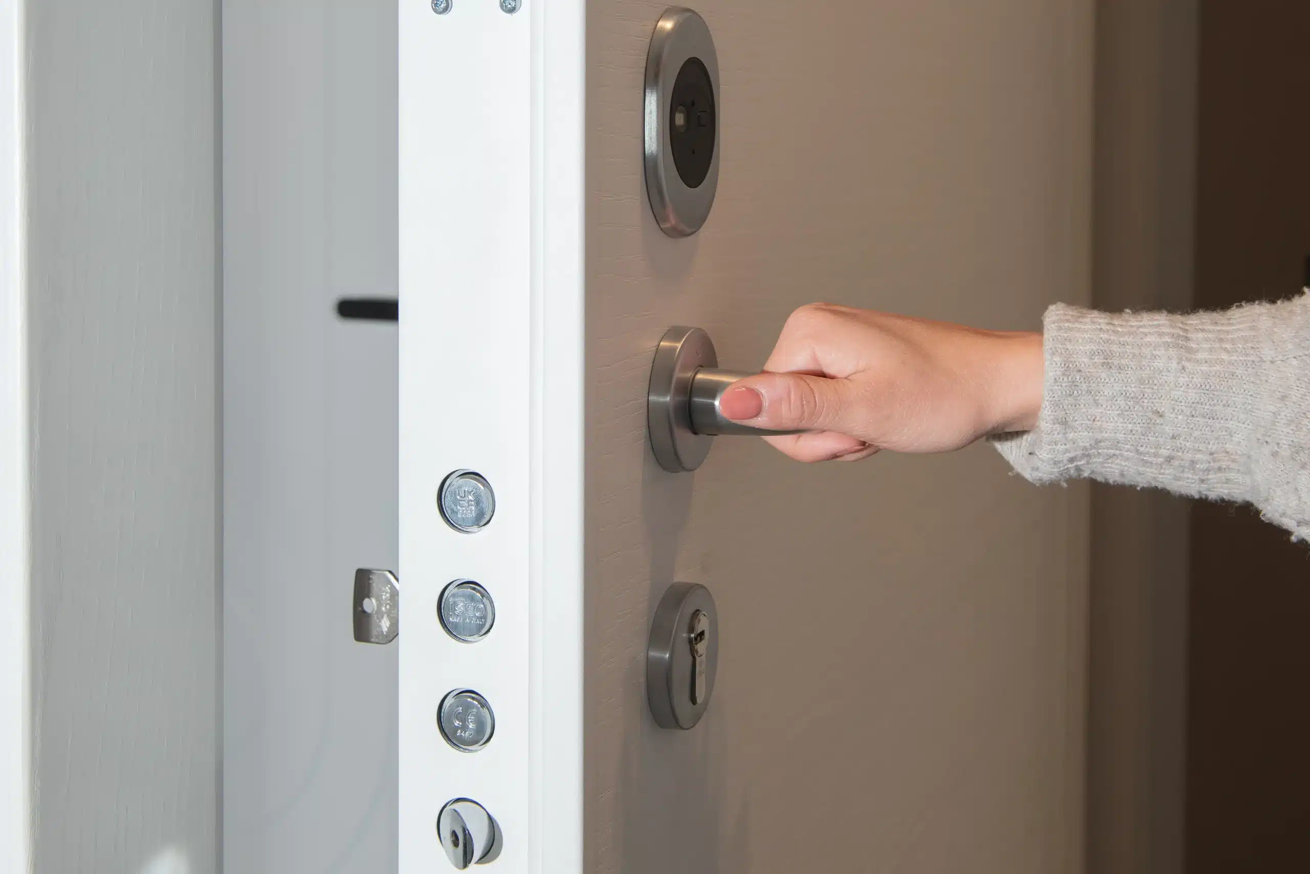 how to open a door without keys