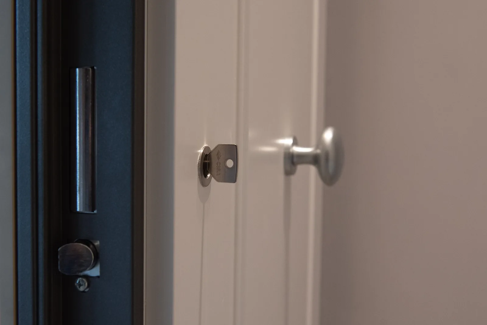 mechanical automatic armoured door lock with key in the cylinder